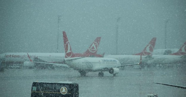 Hava Şartları Nedeniyle Uçak Seferlerinde Aksama 