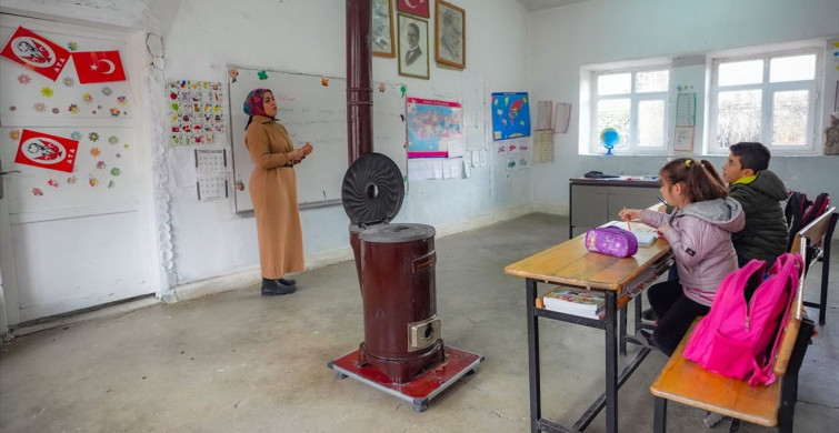 Havagül Öğretmen, Diyarbakır'daki Öğrencilerini Geleceğe Hazırlıyor