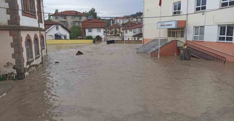 Havza'da Sağanak Yağış Dere Taşmasına Neden Oldu