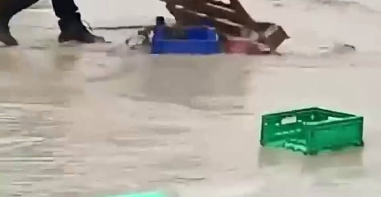 Havza'da Sel Sularına Karşı Görev Başında Polis Memuru