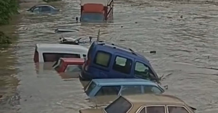 Havza'da Şiddetli Sel: İş Yerleri Ve Araçlar Su Altında Kaldı