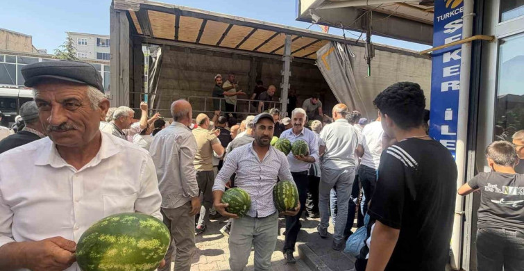 Hayırsever çiftçi 30 ton karpuzu ücretsiz dağıttı