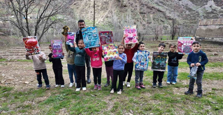 Hayırsever Polis Memuru, Binlerce Öğrenciye Oyuncak Dağıttı