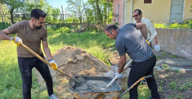 Hayrabolu İmam Hatip Lisesi'nde boya ve tadilat çalışmaları şube müdürü tarafından yapıldı