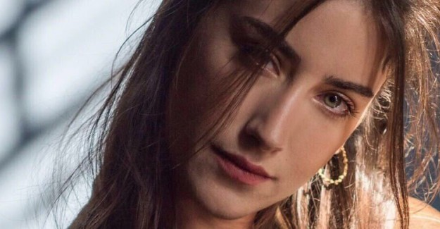 Hazal Kaya'nın Elbisesi Çok Konuşulacak