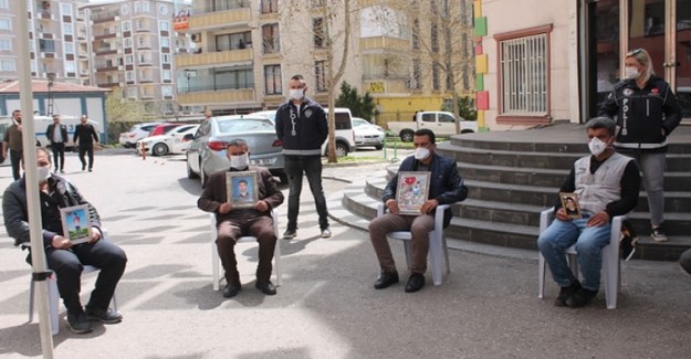 HDP Önündeki Ailelerin Evlat Nöbeti 218'inci Gününde
