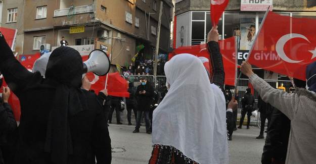 HDPKK, Acılı Annelere Taşla Saldırdı