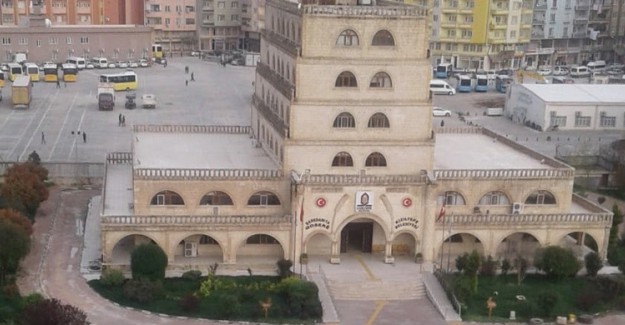 HDP'li İsim Belediye Başkanı Oldu Mardin Kızıltepe Belediyesi'nde Türk Bayrağı İndirildi