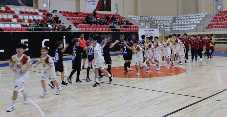 Hentbol Küçükler Yarı Final Müsabakaları Bilecik'te Başladı