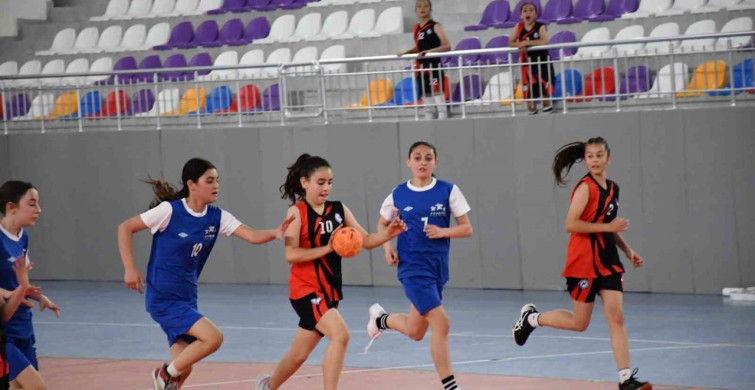 Hentbol Minik Kızlar İl Birinciliği Müsabakaları Tamamlandı