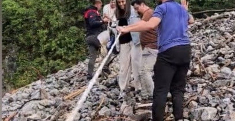 Heyelan nedeniyle kapanan köy yolunda vatandaşlar halatlarla karşıya geçti