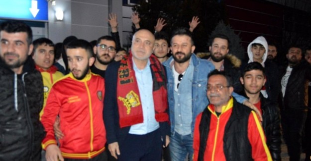 Hikmet Karaman'a Taraftardan Karşılama