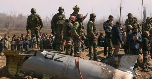 Hindistan, Pakistan'ın Rehin Aldığı Pilotun İadesini Talep Etti