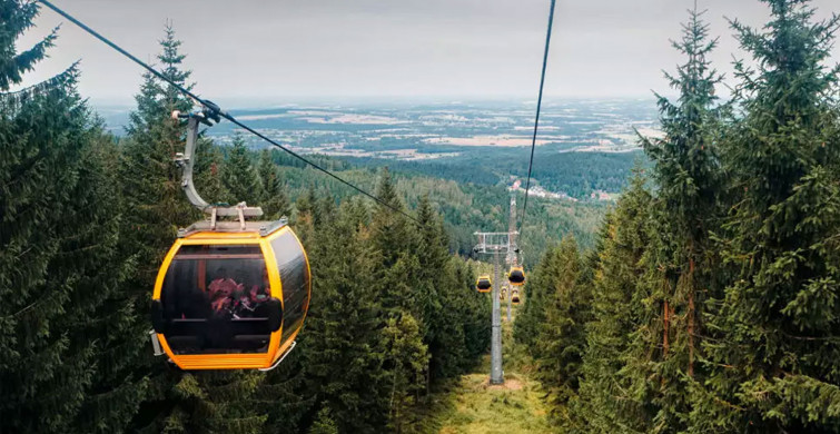 Hindistan’da dehşet anlar: Havada asılı kalan teleferikte adeta can pazarı!