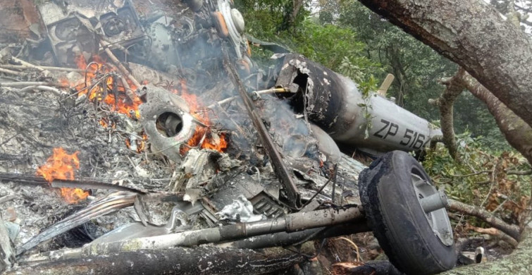 Hindistan'da Genelkurmay Başkanı'nı Taşıyan Helikopter Düştü!