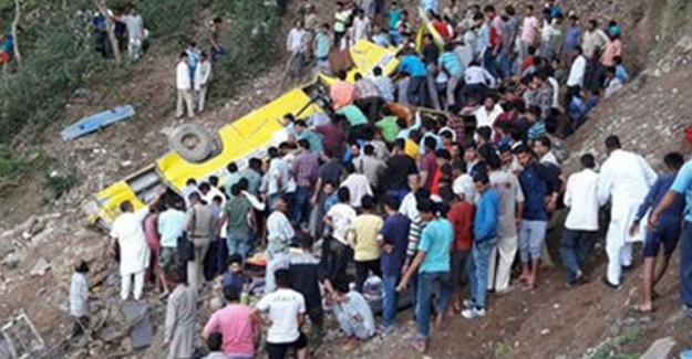 Hindistan'da Öğrenci Otobüsü Uçuruma Yuvarlandı: 27 Öğrenci Öldü
