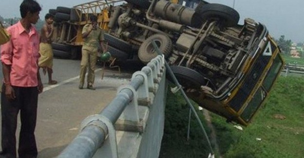 Hindistan'da Öğrencileri Taşıyan Minibüs Uçuruma Yuvarlandı: 9 Ölü