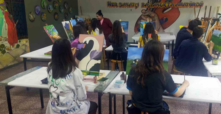 Hiranur Şamlı, resim sanatıyla sağlık sorunlarını aşıyor
