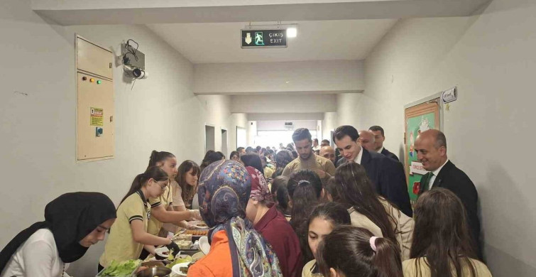 Hisarcık Şehitler Ortaokulu'nda yıl sonu hayır çarşısı büyük ilgi gördü