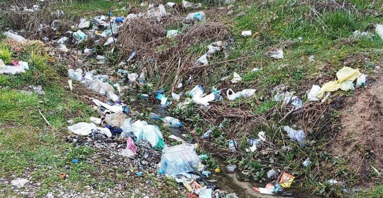 Hisarcık’ta Çeşme Çevresi Çöplüğe Dönüştü