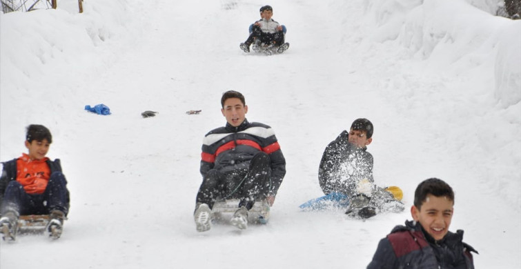 Hizan'da Kar Eğlencesi: Çocuklar Kızaklarla Kaydı