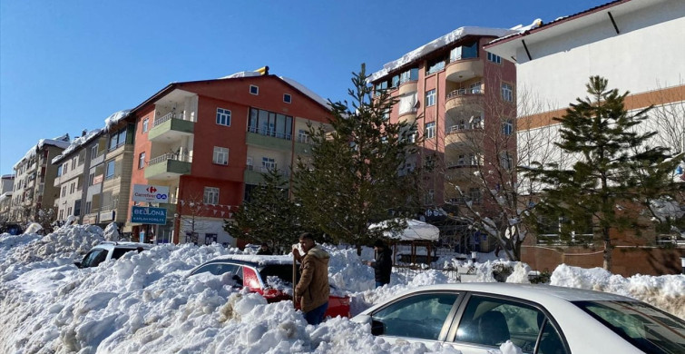 Hizan'da Yoğun Kar Mücadelesi: Araçlar Kar Altında Kaldı