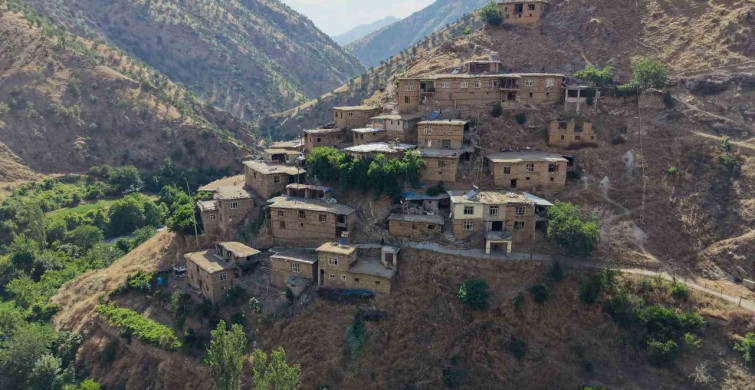 Hizan’ın asırlık taş evleri ve Gayda Barajı hayran bırakıyor