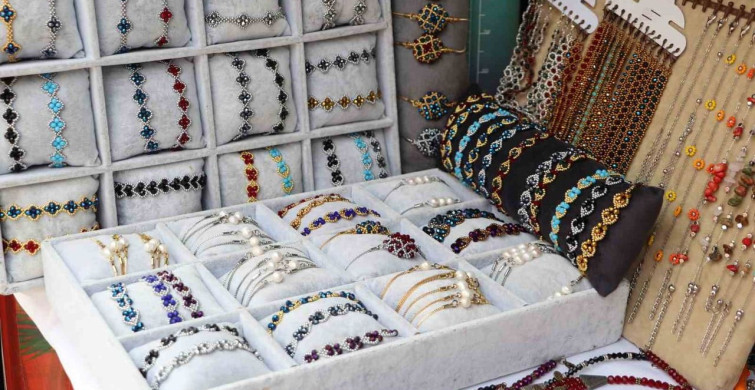 Hobi Olarak Başladı, El Emeği Takı Sergiliyor