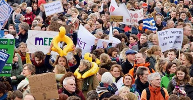 Hollanda'da Binlerce Öğretmen Greve Gitti