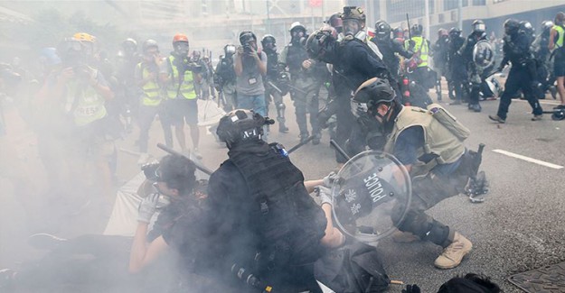Hong Kong Polisi Biber Gazı İle Müdahale Ediyor
