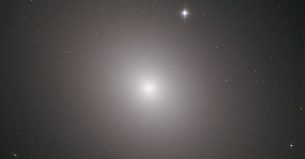 Hubble Teleskobu 'Messier 49 Galaksisi'ni Fotoğrafladı