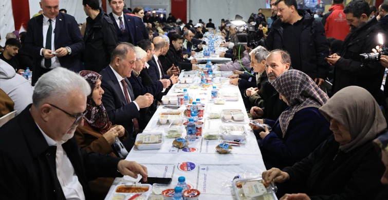 İBB Başkan Vekili Nuri Aslan, Eminönü'nde İftar Düzenledi
