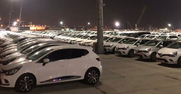 İBB, İhtiyaç Fazlası Olduğunu İddia Ettiği Araçları Yenikapı Meydanı'na Dizdi