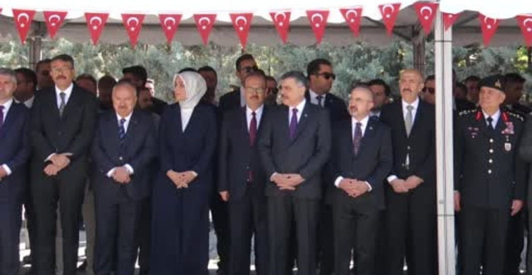 İçişleri bakanı çiftçi, karşıyaka mezarlığı’nda şehitliği ziyaret etti