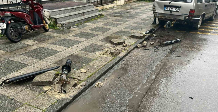 İETT Otobüsü Park Halindeki Araçlara Çarptı!