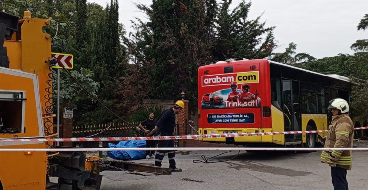 İETT Otobüsü Üsküdar'da Asılı Kaldı