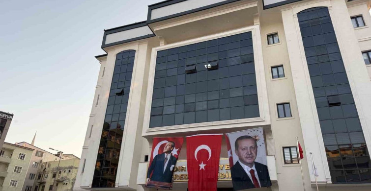 Iğdır Belediyesi binasına Cumhurbaşkanı Erdoğan’ın posteri asıldı