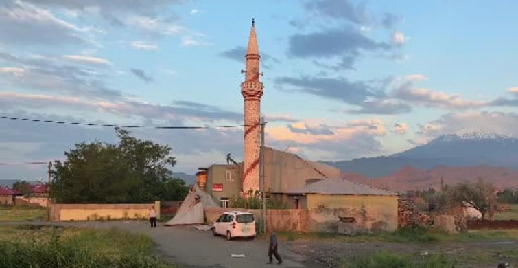 Iğdır'da fırtınada caminin çatısı uçtu