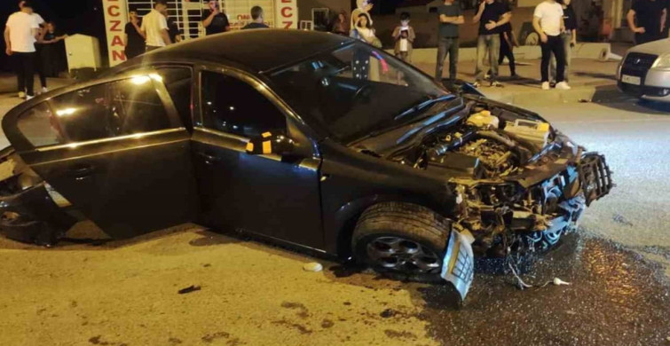 Iğdır’da otomobil aydınlatma direğine çarptı: 3 kişi yaralandı
