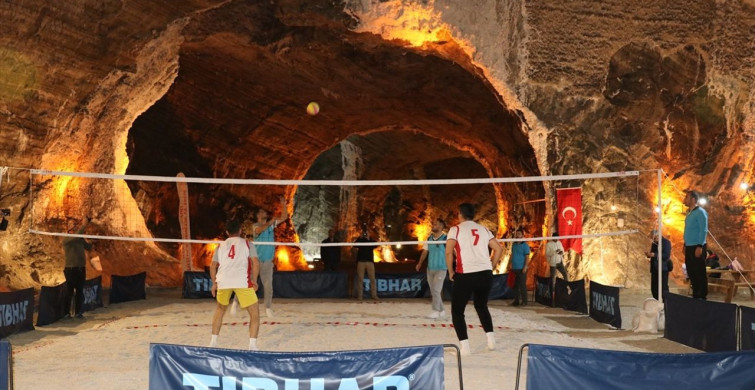 Iğdır'da Tuz Mağaraları'nda Voleybol Turnuvası Heyecanı