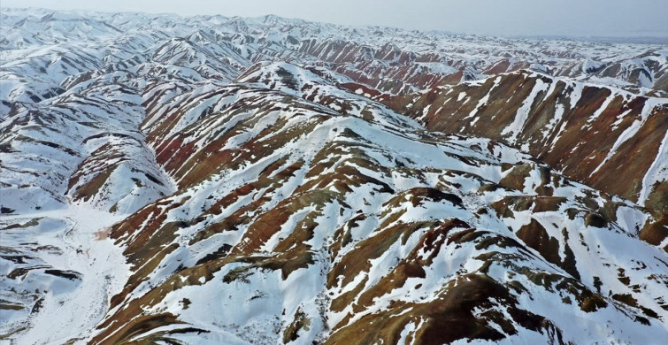 Iğdır'ın Gökkuşağı Tepeleri Beyaza Büründü