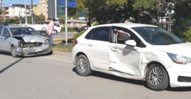 İki Araç Kavşakta Birbirine Girdi: 5’i Çocuk 6 kişi Yaralandı