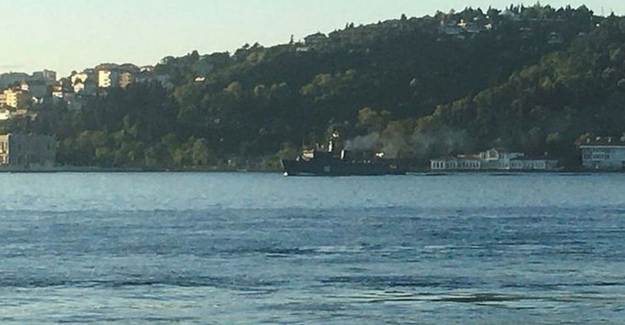 İki Rus Askeri Gemisi İstanbul Boğazı'ndan Geçti