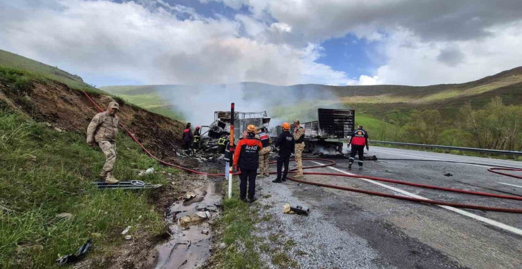 İki Tır Kafa Kafaya Çarpıştı: 2 Sürücü Hayatını Kaybetti