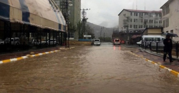 İlçe Sele Karıştı! Okullar Tatil Edildi