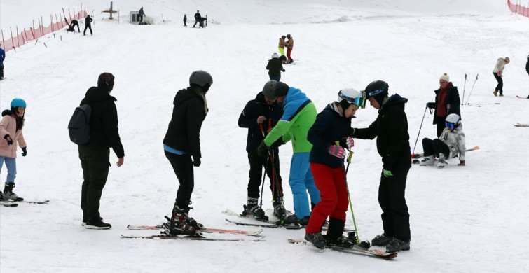 Ilgaz Dağı'nda Bayram Keyfi: Kayakseverler Karın Tadını Çıkardı