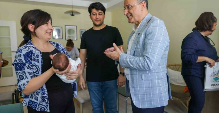 İlkadım’da doğan 555’inci bebeğin ilk hediyesi başkan kurnaz’dan