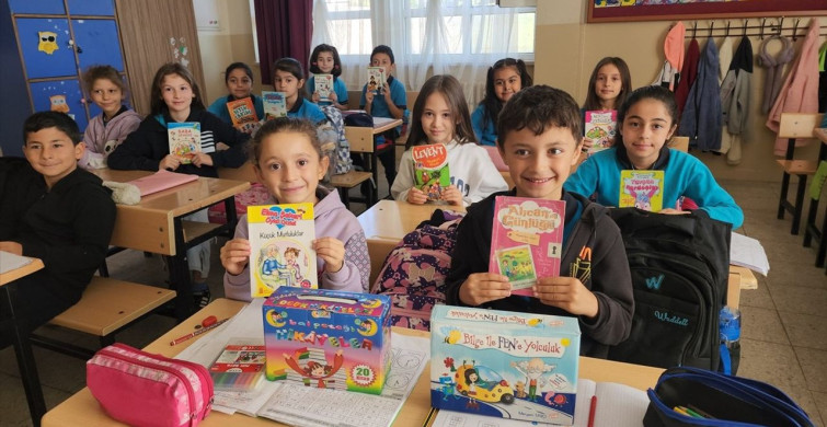 İlkokul Öğrencileri 'Kitap Köprüsü' Oluşturdu