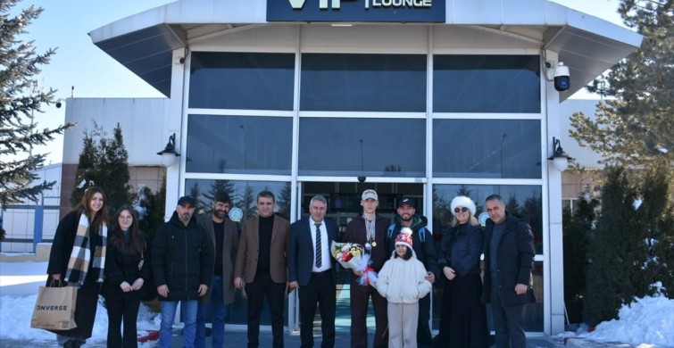 Ilyas Karadağ, Erzurum'da Çiçeklerle Karşılandı