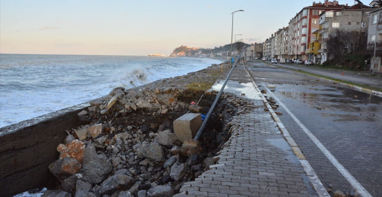İnebolu'da Fırtına Sahilde Hasar Yarattı